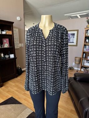 Liz Claiborne black & white long sleeve Vneck blouse-size XL